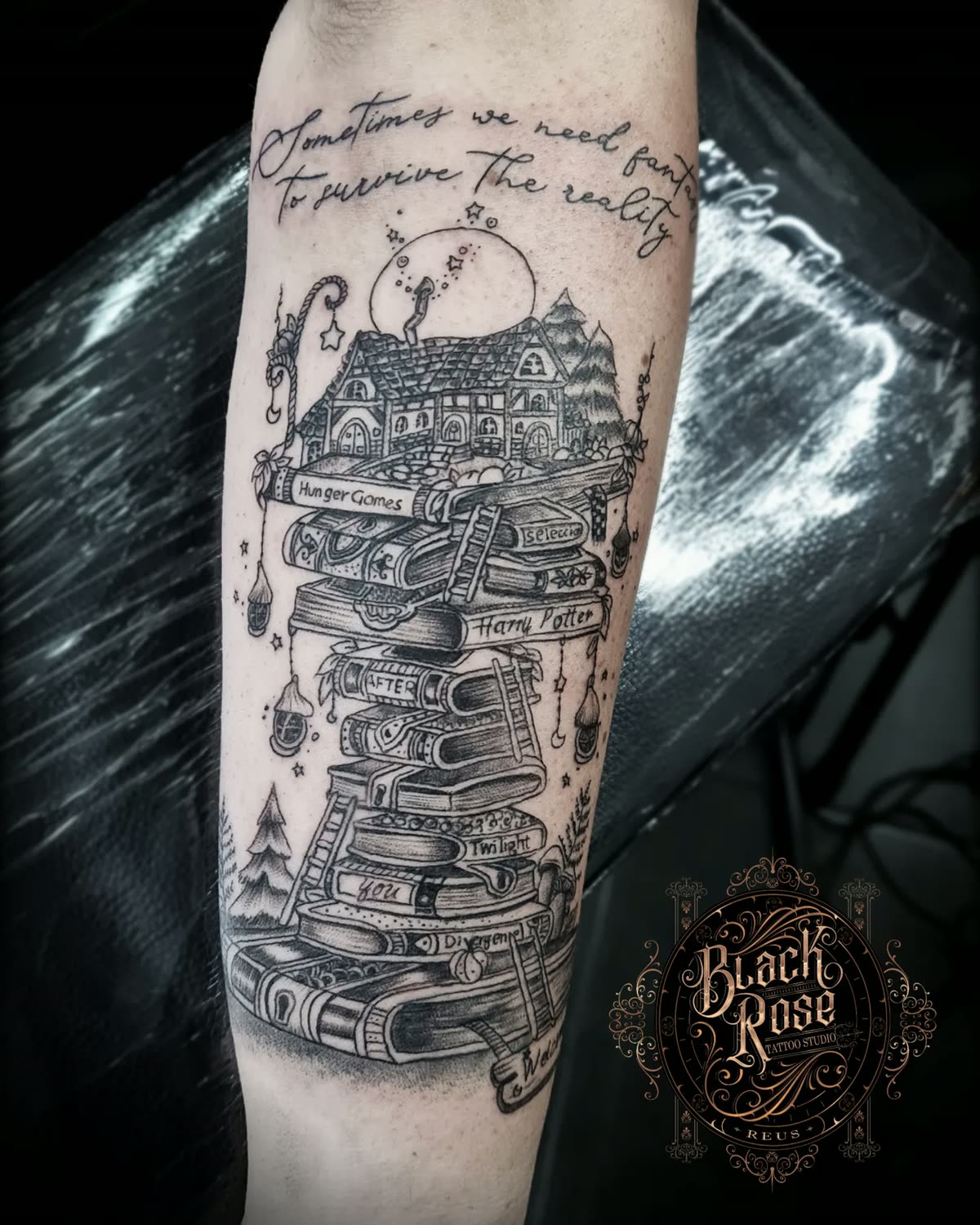 Antebrazo en línea fina: torre de libros de fantasía con una casita encima y una frase escrita