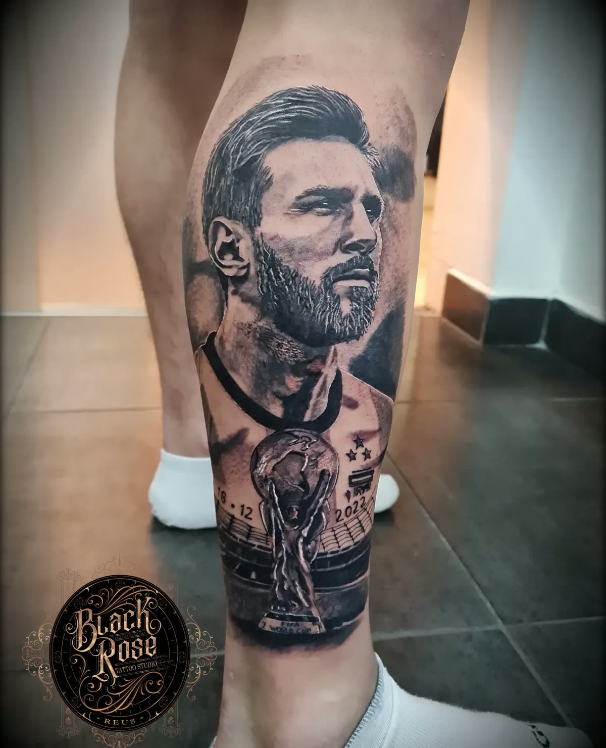 Gemelo tatuado dentro del estudio, con el suelo y la sala de fondo