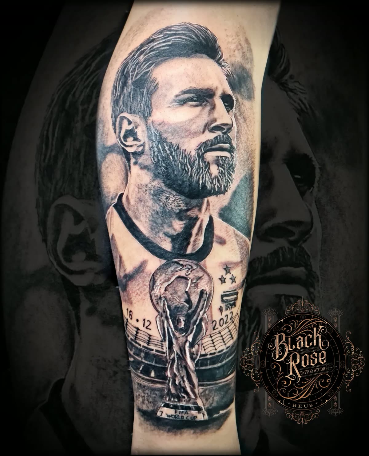 Gemelo en negro y gris: retrato de Messi levantando la copa del mundo
