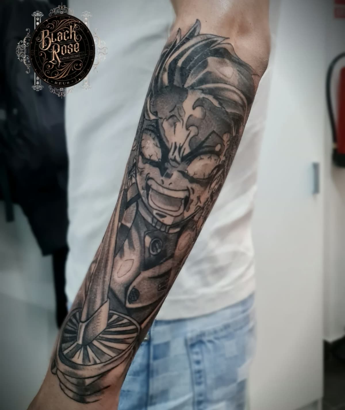 Antebrazo en negro y gris: personaje de anime en modo transformación