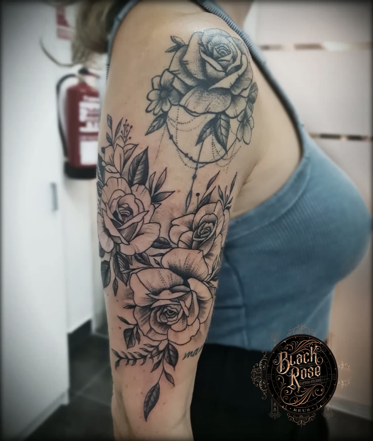 Hombro y brazo en línea fina: composición de rosas con cadenas de puntos